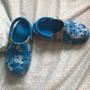 beach print crocs